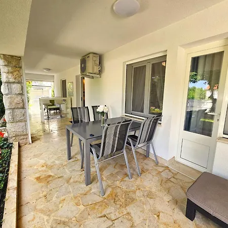 Moracea By Interhome Njivice